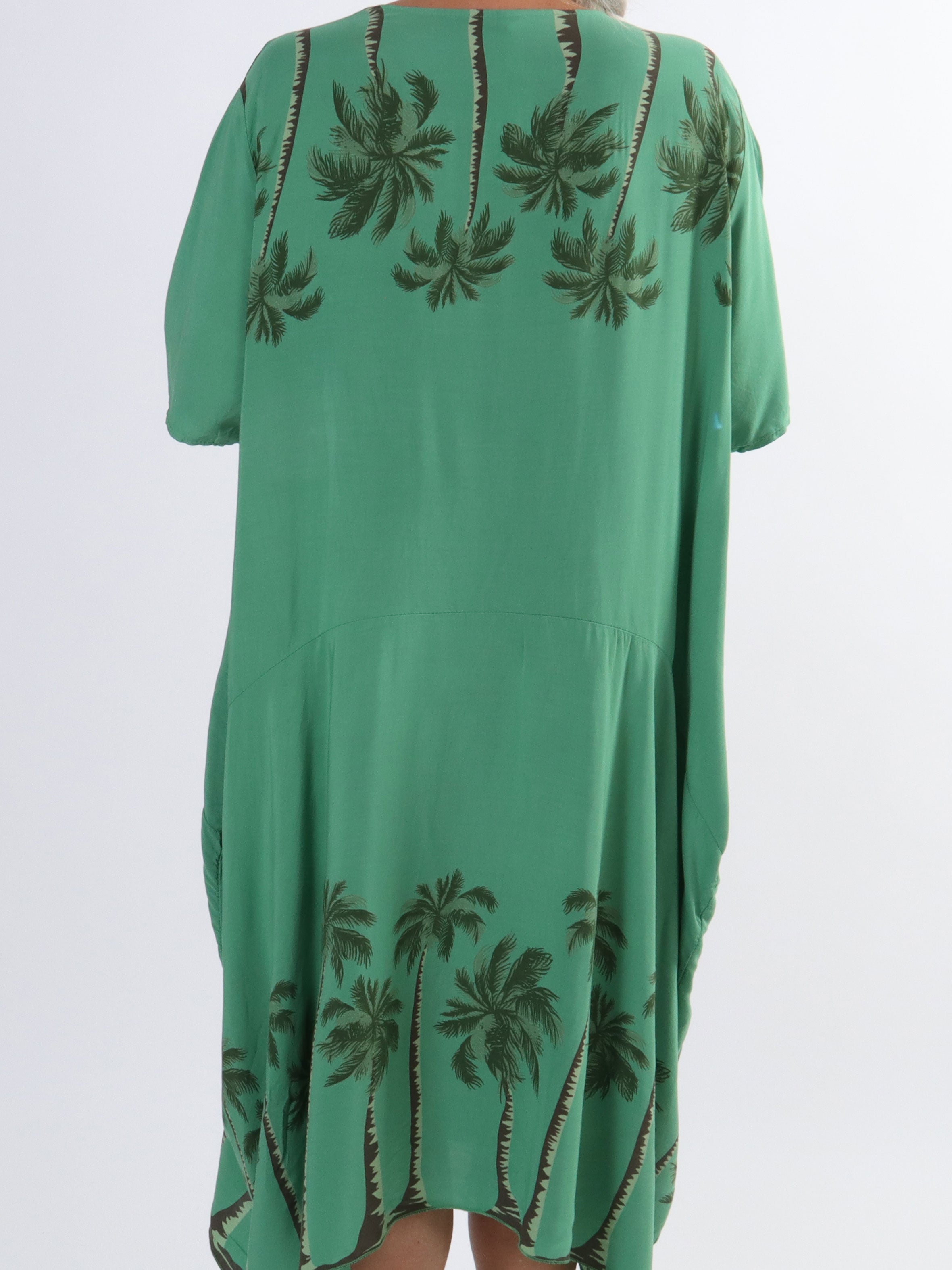 Idaline - Sød plus size kjole med palme motiver og lommer